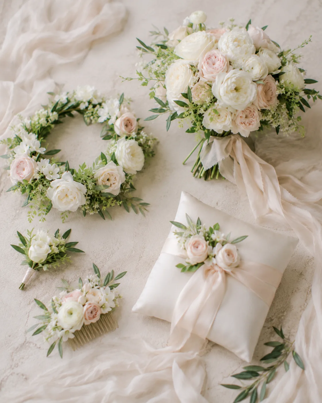 Accessori floreali da sposa con corona, boutonnière, cuscino e nastri di seta — 1