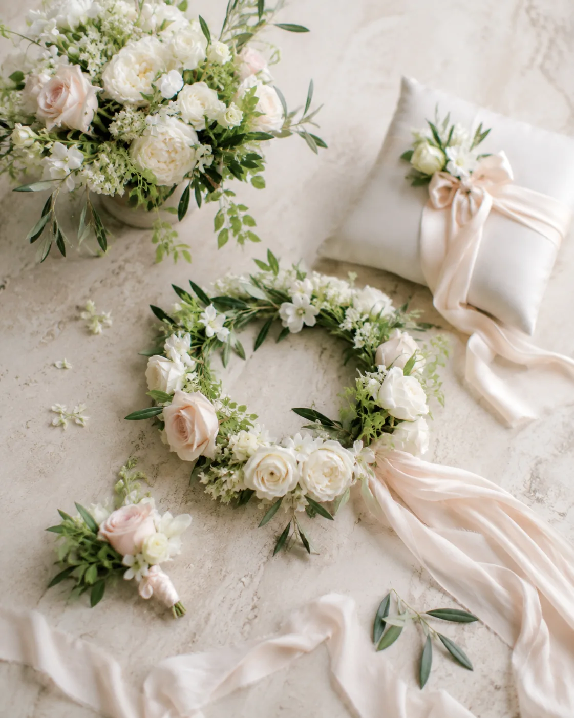 Accessori floreali da sposa con corona, boutonnière, cuscino e nastri di seta — 3