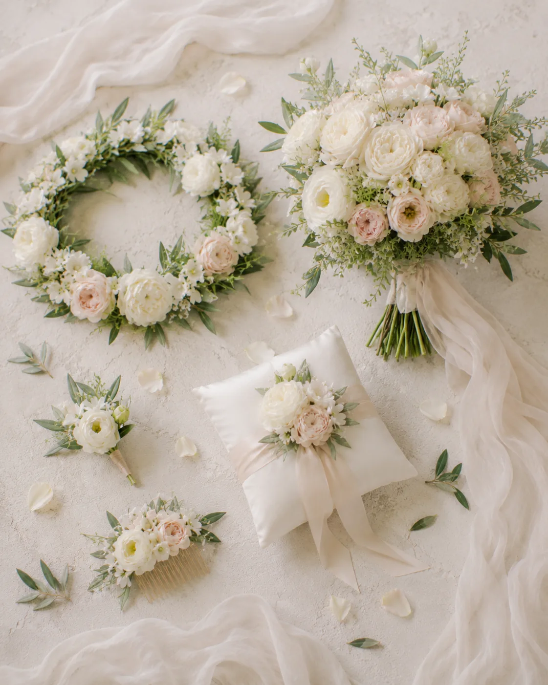 Accessori floreali da sposa con corona, boutonnière, cuscino e nastri di seta — 5