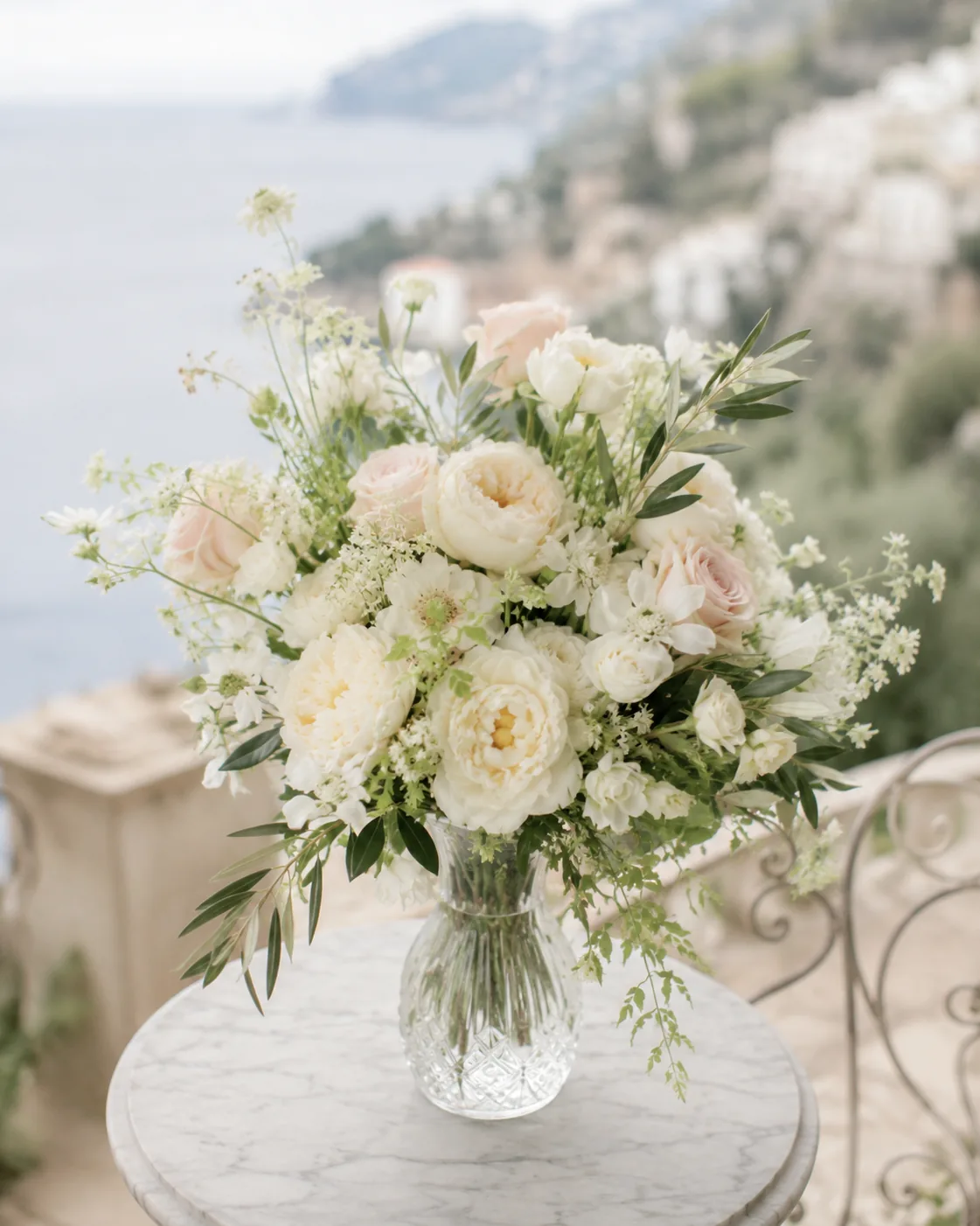 Bouquet romantique avec pivoines blanches, roses ivoire et détails poudrés — 3