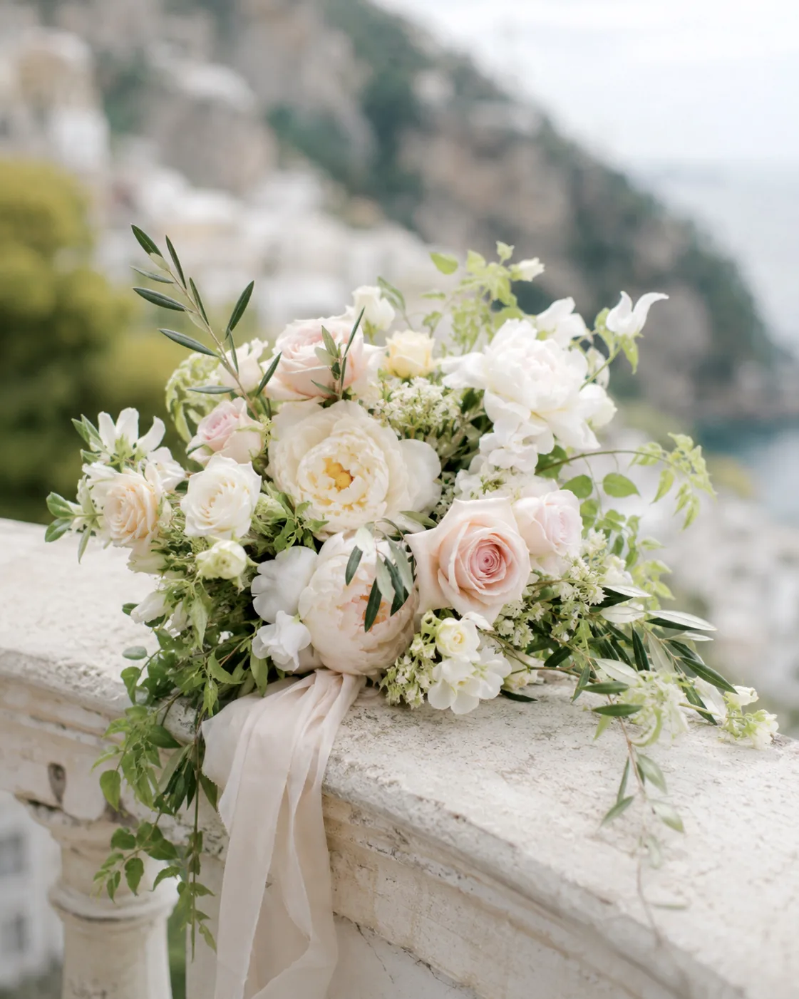 Bouquet romantique avec pivoines blanches, roses ivoire et détails poudrés — 4
