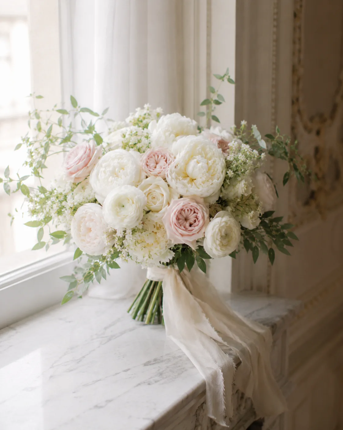 Bouquet romantique avec pivoines blanches, roses ivoire et détails poudrés — 6