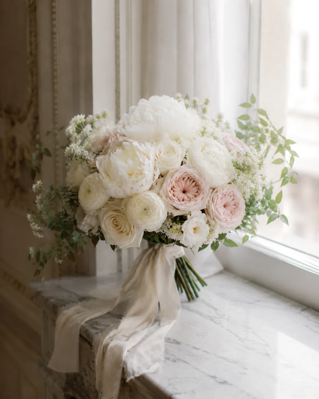 Bouquet romantique avec pivoines blanches, roses ivoire et détails poudrés — 7