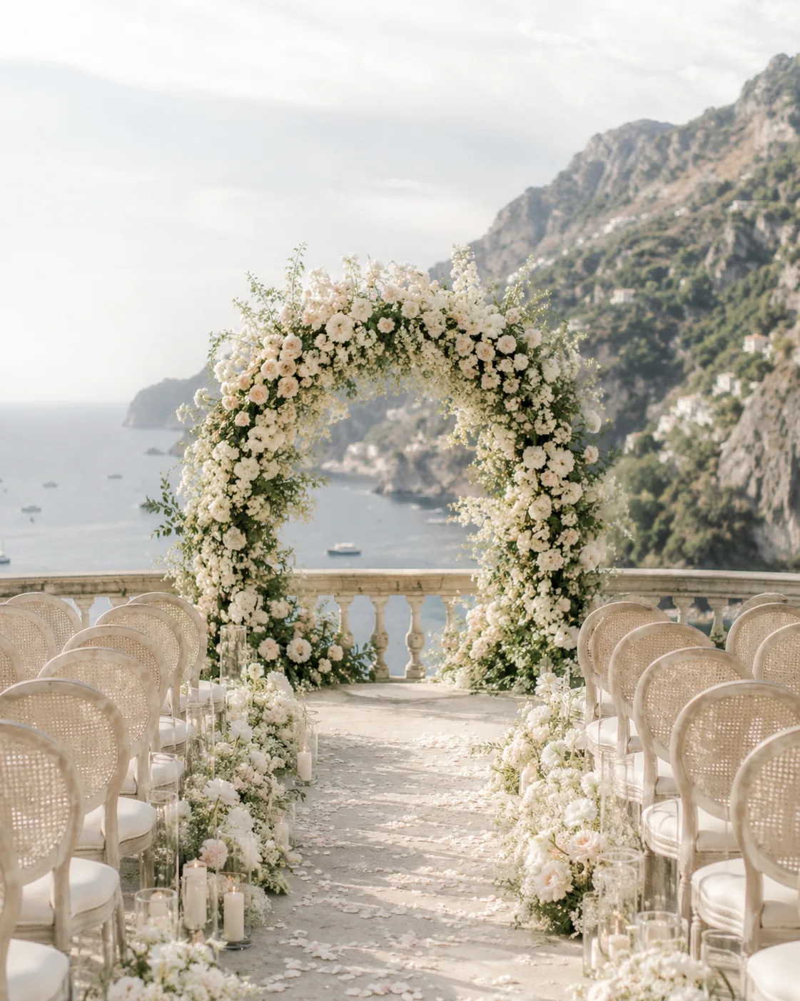 Décoration florale de mariage dans une cour historique avec bougies et arche fleurie — 1