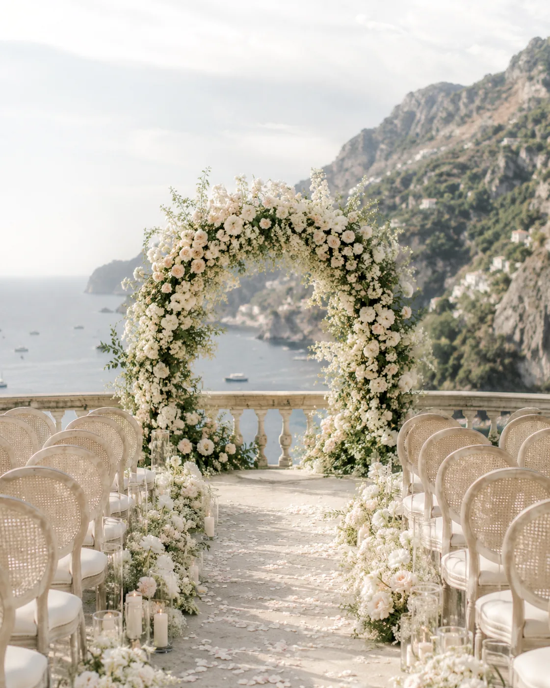 Allestimento floreale per matrimonio in cortile storico con candele e arco fiorito — 8